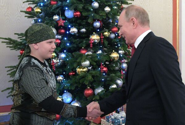 ولادیمیر پوتین رئیس جمهور روسیه و شرکت کننده پروژه «آرزو برآورده می شود» که می خواست دست پوتین را بفشارد - اسپوتنیک ایران  
