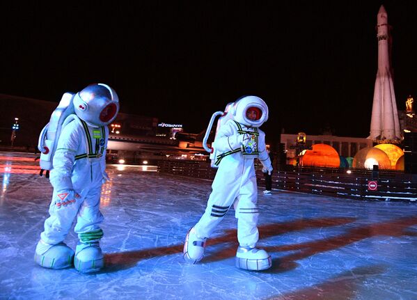 اسکیت روی یخ در پارک ودنخا مسکو - اسپوتنیک ایران  