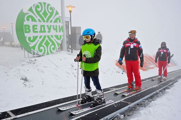 ورزشکاران پس از فرود با اسکی در استراحتگاه اسکی کوهستانیگودوچی در منطقه ایتوم کالینسکی جمهوری چچن - اسپوتنیک ایران  