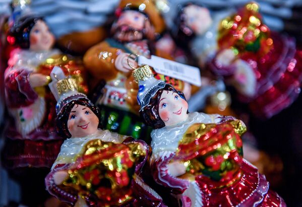 وسایل تزیینی سال نو که روی درخت کاج آویزان می شوند در فروشگاه «گوم» مسکو - اسپوتنیک ایران  
