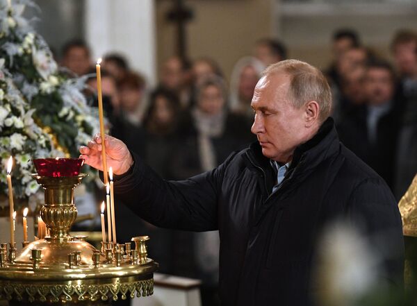 ولادیمیر پوتین، رئیس جمهور روسیه در مراسم کریسمس در کلیسای جامع در سن پترزبورگ - اسپوتنیک ایران  