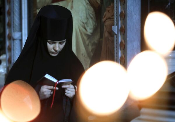 مادر روحانی در کلیسای مسیح منجی در مسکو - اسپوتنیک ایران  