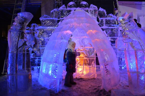 آماده سازی برای برگزاری فستیوال مجسمه های یخی در یکاترینبورگ - اسپوتنیک ایران  