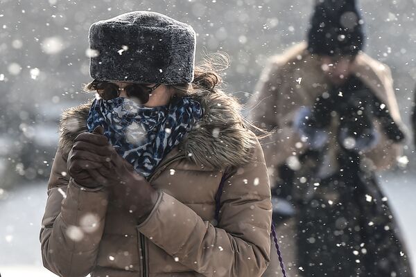 دختری در هنگام بارش برف  در استانبول ترکیه - اسپوتنیک ایران  