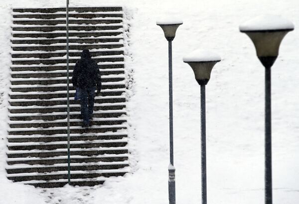 مردی در پارک پوشیده از برف در صربستان از پله ها بالا می رود - اسپوتنیک ایران  