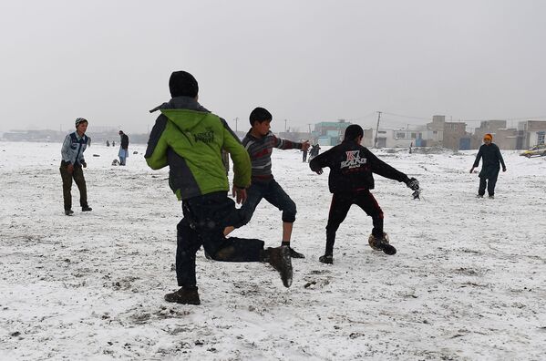 کودکان افغانی هنگام بازی فوتبال پس از بارش برف در کابل - اسپوتنیک ایران  