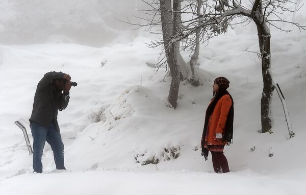 گرفتن عکس در بین برف ها در پاکستان - اسپوتنیک ایران  