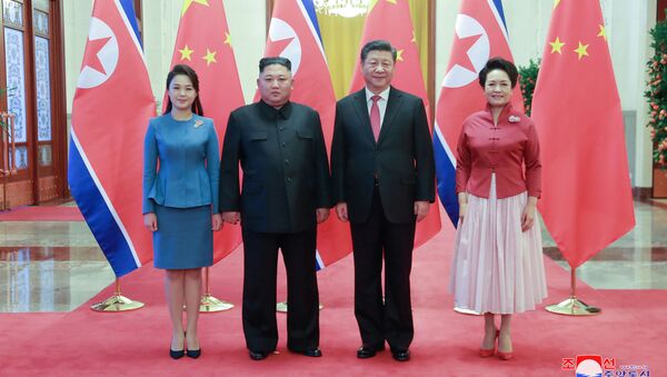 شی جین پینگ و کیم جونگ اون، رهبران چین و کره شمالی به همراه همسرانشان در پکن - اسپوتنیک ایران  