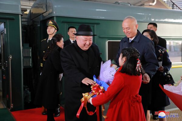استقبال از کیم جونگ اون، رهبر کره شمالی در ایستگاه راه آهن پکن - اسپوتنیک ایران  