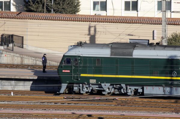 کیم جونگ اون، رهبر کره شمالی با این قطار به ایستگاه راه آهن پکن آمد - اسپوتنیک ایران  