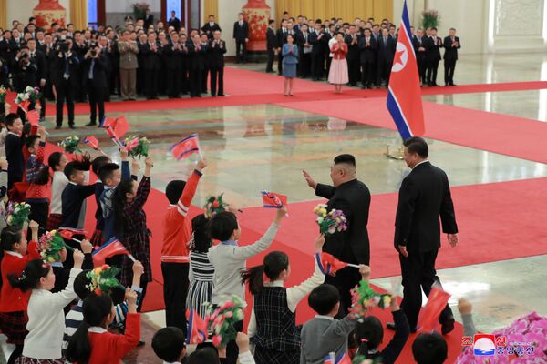 شی جین پینگ و کیم جونگ اون، رهبران چین و کره شمالی در پکن - اسپوتنیک ایران  