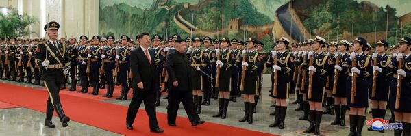 شی جین پینگ و کیم جونگ اون، رهبران چین و کره شمالی هنگام سان دیدن از گارد احترام در پکن - اسپوتنیک ایران  