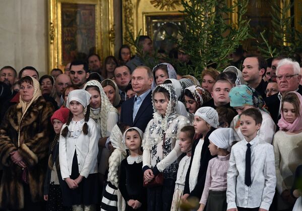 ولادیمیر پوتین در مراسم عید میلاد مسیج در سن پیترزبورگ - اسپوتنیک ایران  