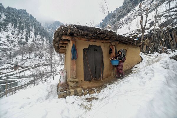 زن هندی در خانه کوهستانی - اسپوتنیک ایران  
