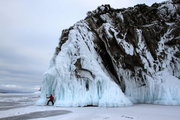 Турист катается на коньках по льду замерзшего озера Байкал - اسپوتنیک ایران  