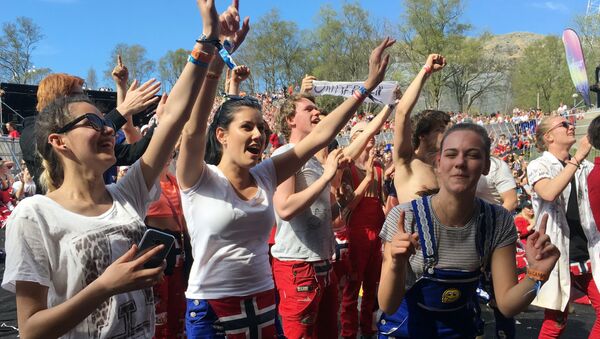 In this photo taken May 6, 2017, teenagers dance and celebrate the end of their classes, in Aalgaard, Norway - اسپوتنیک ایران  