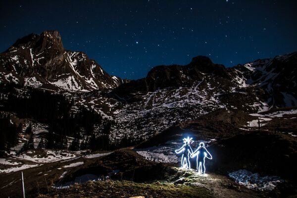 چشم اندازی زیبا از کوه های سوئیس در شب - اسپوتنیک ایران  