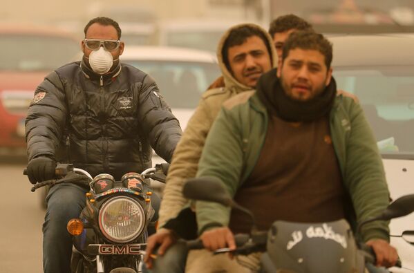مردم قاهره در خیابان های این شهر در هنگام بروز طوفان شن - اسپوتنیک ایران  