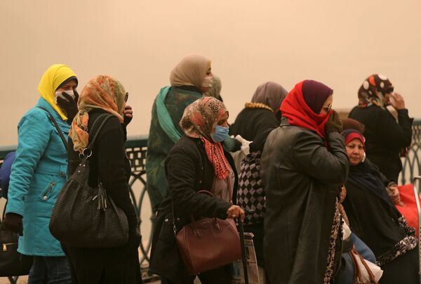 زنان در هنگام بروز طوفان شن در فاهره صورت خود را می پوشانند - اسپوتنیک ایران  