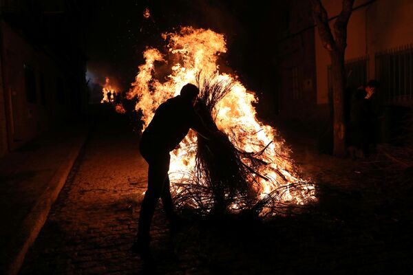 آمادگی برای فستیوال اسبهای آتشین در اسپانیا - اسپوتنیک ایران  