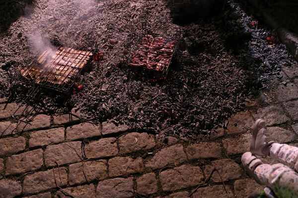 خوردن گوشت در فستیوال اسبهای آتشین در اسپانیا - اسپوتنیک ایران  