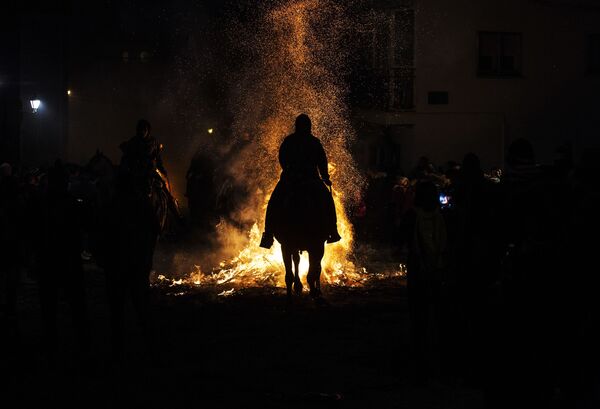جشن پرش بر روی اسب در فستیوالی در اسپانیا - اسپوتنیک ایران  
