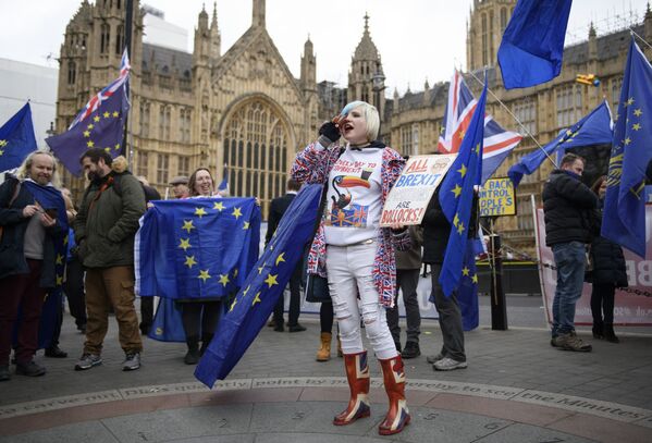 تظاهرکنندگان مخالف Brexit در مقابل پارلمان بریتانیا در لندن. - اسپوتنیک ایران  