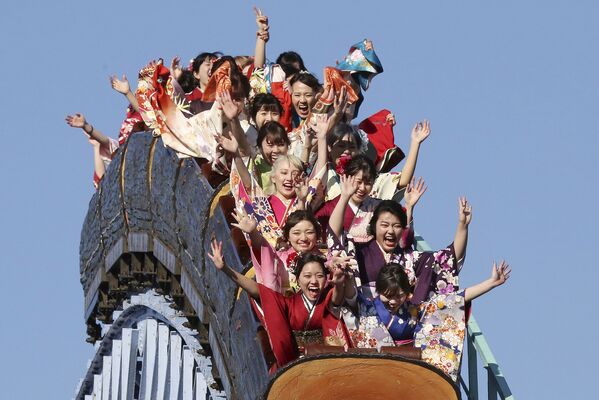 زنان ژاپنی کیمونو پوش، تولد 20 سالگی خود را در پارک تفریحی توشیامن در توکیو جشن گرفتند. - اسپوتنیک ایران  