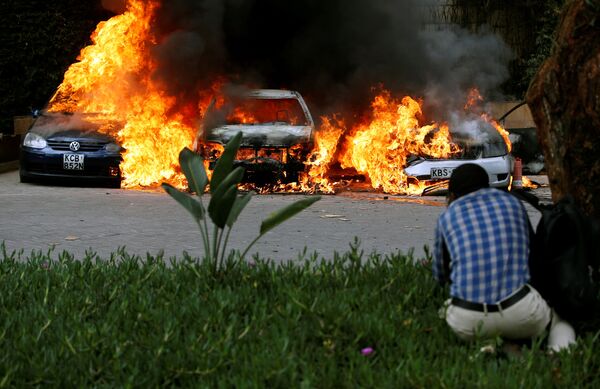 اتومبیل های آتش گرفته در صحنه انفجار و تیراندازی در نایروبی، کنیا - اسپوتنیک ایران  