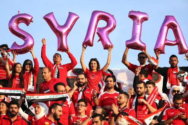 هواداران سوریه منتظر شروع دیدار تیم ملی کشورشان با استرالیا در جام ملت‌های آسیا - ورزشگاه خلیفه بن زاید - اسپوتنیک ایران  