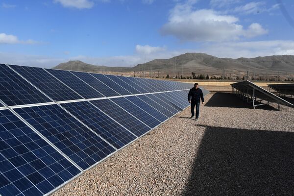 پنل های اولین نیروگاه خورشیدی سوریه واقع در 20 کیلومتری دمشق - اسپوتنیک ایران  