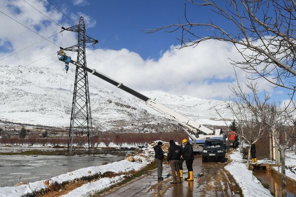 تعمیر و بازسازی خطوط برق اولین نیروگاه خورشیدی سوریه واقع در 20 کیلومتری دمشق - اسپوتنیک ایران  