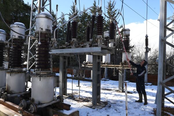 ایستگاه تبدیل و انتقال قدرت در اولین نیروگاه خورشیدی سوریه - اسپوتنیک ایران  