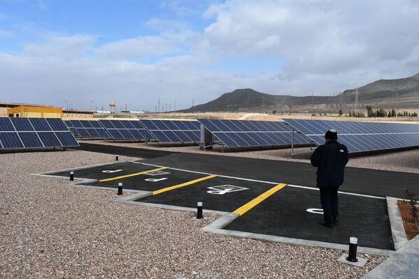 پنل های اولین نیروگاه خورشیدی سوریه واقع در 20 کیلومتری دمشق - اسپوتنیک ایران  