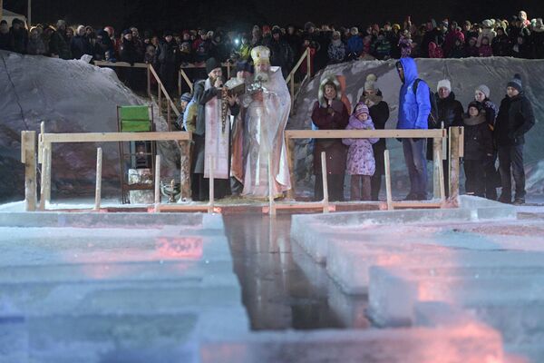 مراسم غسل تعمید در روسیه - اسپوتنیک ایران  