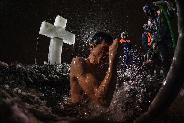 مراسم غسل تعمید در روسیه - اسپوتنیک ایران  