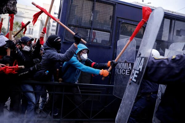 درگیری تظاهرکنندگان و پلیس در یونان - اسپوتنیک ایران  
