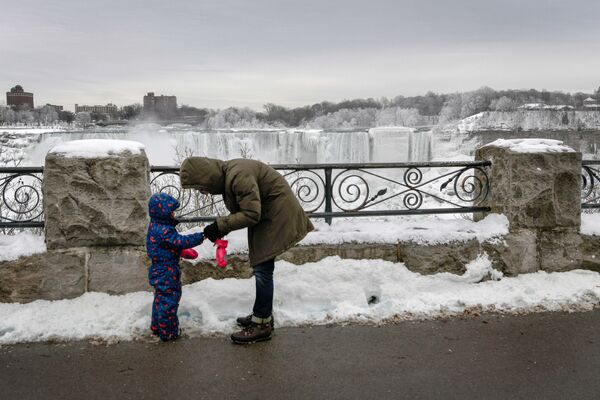مردی با فرزندش در کنار آبشار نیاگارا در کانادا - اسپوتنیک ایران  