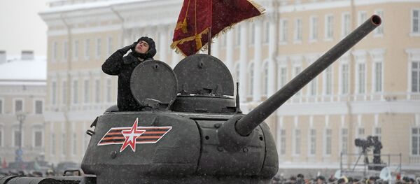 سربازی در تانک تی ۳۴-۸۵ در رژه ۷۵مین سالگرد آزاد سازی محاصره لنینگراد در میدان کاخ ها در سنت پترزبورگ سربازی در تانک تی ۳۴-۸۵ در رژه ۷۵مین سالگرد آزاد سازی محاصره لنینگراد در میدان کاخ ها در سنت پترزبورگ - اسپوتنیک ایران