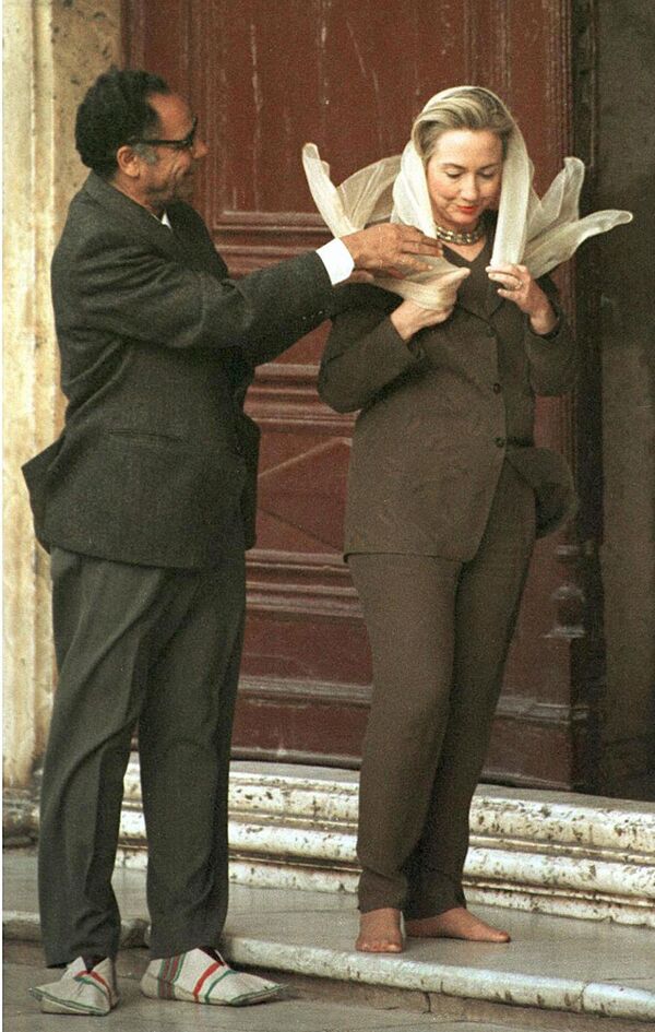 هیلاری کلینتون قبل از ورود به مسجد در قاهره - اسپوتنیک ایران  