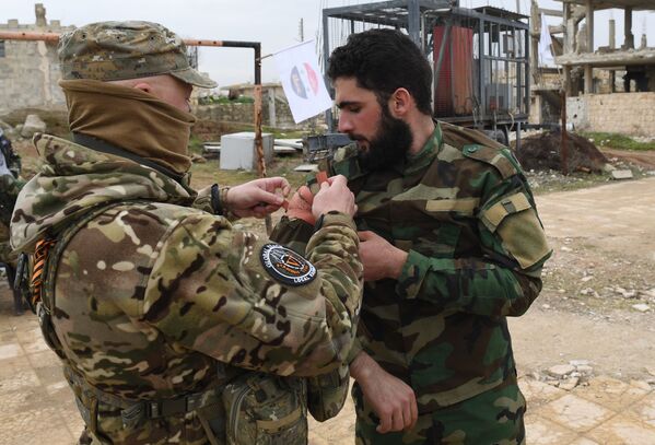 آماده سازی سربازان سوری توسط متخصصین نظامی روسیه - اسپوتنیک ایران  