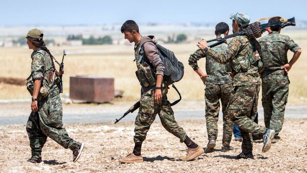 Kurdish People's Protection Units (YPG) fighters walk with their weapons at the eastern entrances to the town of Tal Abyad in the northern Raqqa countryside, Syria, June 14, 2015 - اسپوتنیک ایران  