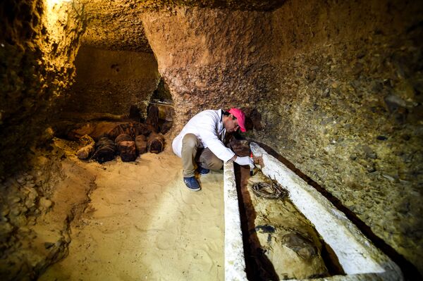کشف اجساد مومیایی شده در قبرستان باستانی در 340 کیلومتری جنوب قاهره - اسپوتنیک ایران  