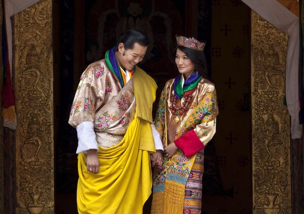 شاه بوتان جیگمه کسار نامگیال و همسرش - اسپوتنیک ایران  