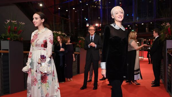 هنرپیشه هل زویا کازان و آندرآ رایزبورو روی فرش قرمز افتتاحیه ۶۹ مین فستیوال بین المللی فیلم برلین ۲۰۱۹ - اسپوتنیک ایران  
