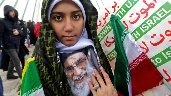 دختر ایرانی با عکس رهبر ایران و شعار مرگ بر آمریکا