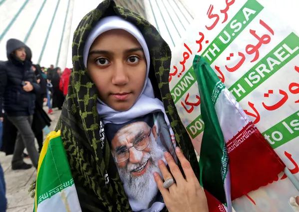 دختر ایرانی با عکس رهبر ایران و شعار مرگ بر آمریکا دختر ایرانی با عکس رهبر ایران و شعار مرگ بر آمریکا - اسپوتنیک ایران