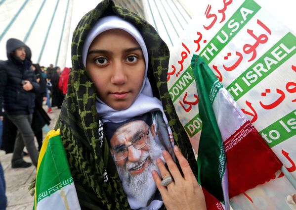دختر ایرانی با عکس رهبر ایران و شعار مرگ بر آمریکا - اسپوتنیک ایران  