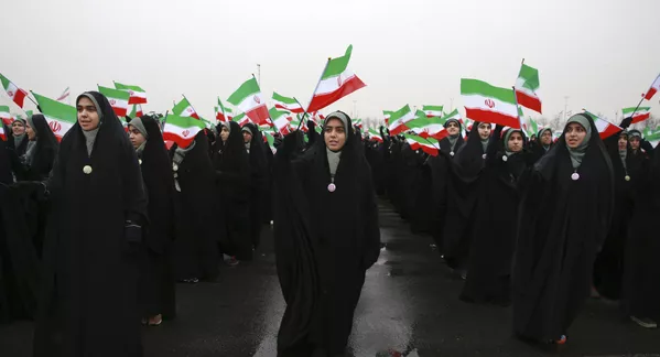 دانش آموزان با پرچم ایران در مراسم 40 سالگی انقلاب اسلامی دانش آموزان با پرچم ایران در مراسم 40 سالگی انقلاب اسلامی - اسپوتنیک ایران