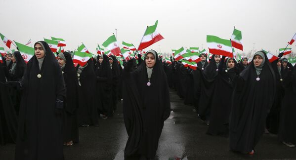 دانش آموزان با پرچم ایران در مراسم 40 سالگی انقلاب اسلامی - اسپوتنیک ایران  